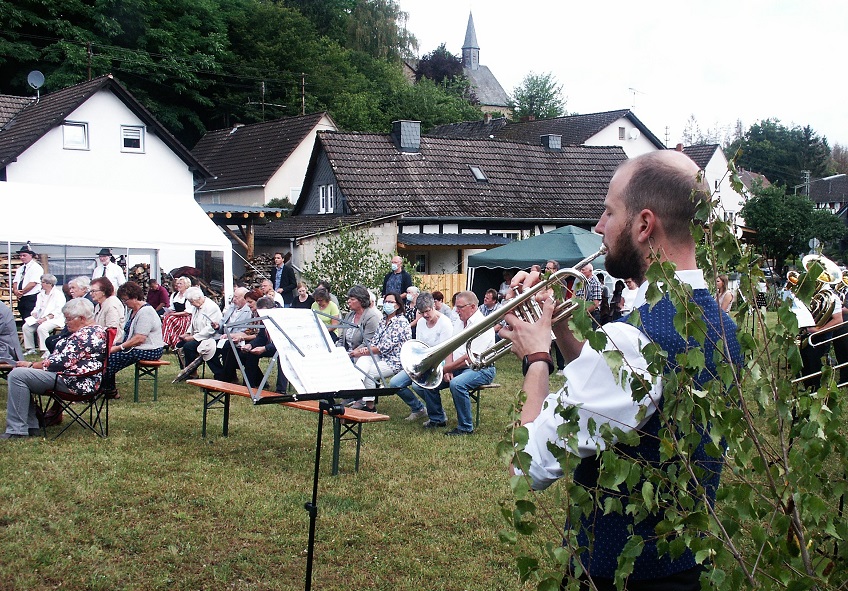 Selbach feiert mit Messe auf dem Dorfplatz Premiere