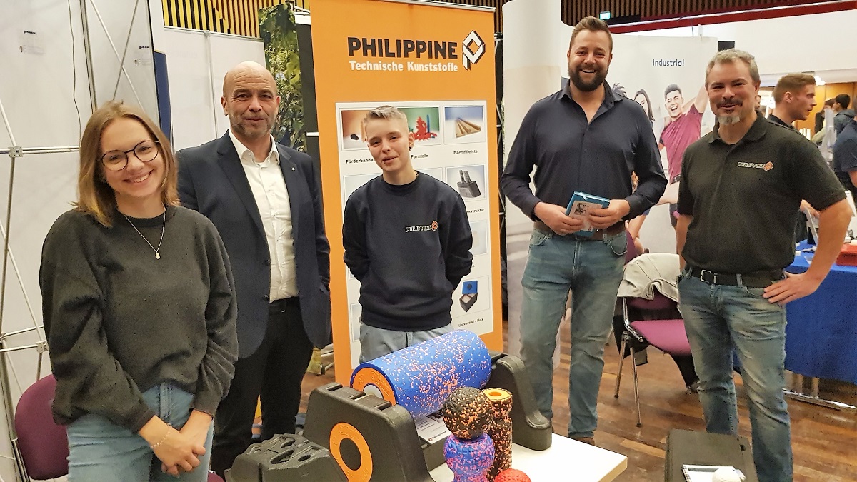 Am Stand der Philippine Lahnstein sprachen Oberbrgermeister Lennart Siefert (2.v.r.) und Agenturchef Elmar Wagner (2.v.l.) auch mit der angehenden Werkzeugmechanikerin Cheyenne Caspar (Mitte). (Foto: Agentur fr Arbeit Montabaur)