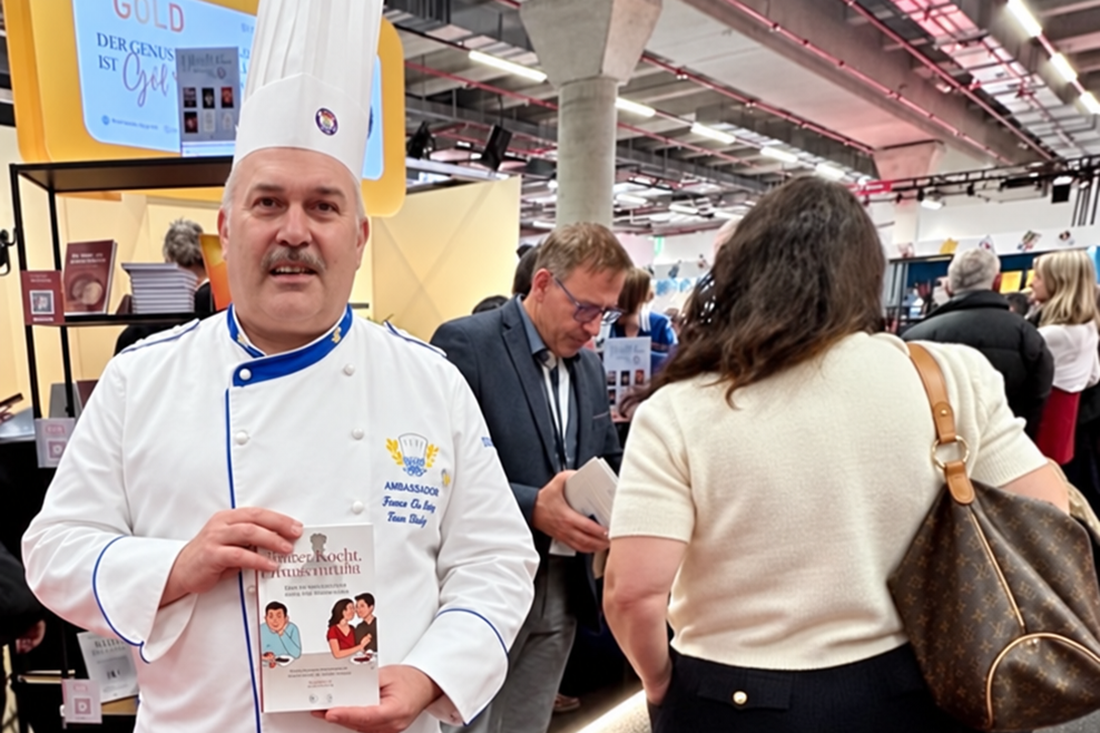 K�chenmeister Uwe Steiniger aus Ruppichteroth sprach beim Messetalk am Stand des GOLD Verlags auf der Frankfurter Buchmesse �ber gemeinsames Kochen. Foto: Susanne Becker