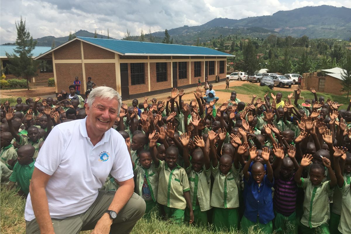 Immer ist große Freude angesagt, wenn Reiner Meutsch in den ärmsten Ländern der Welt eine Schule eröffnet. (Foto: Stiftung Fly&Help)