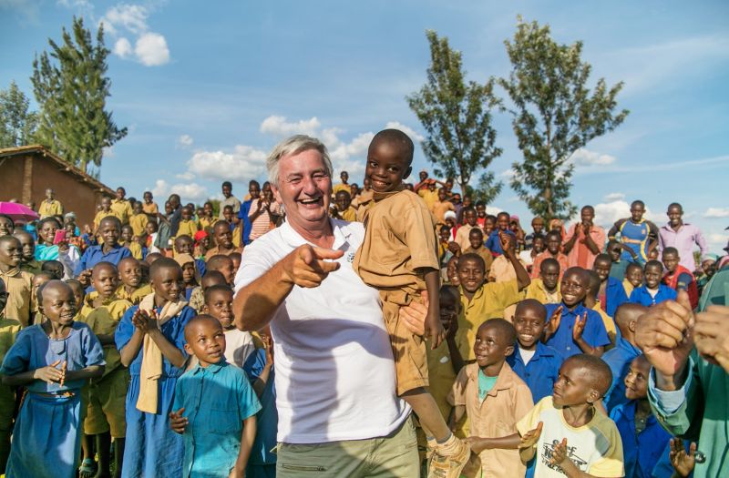 Reiner Meutsch mit Schulkindern in Ruanda. Fotos: FLY & HELP