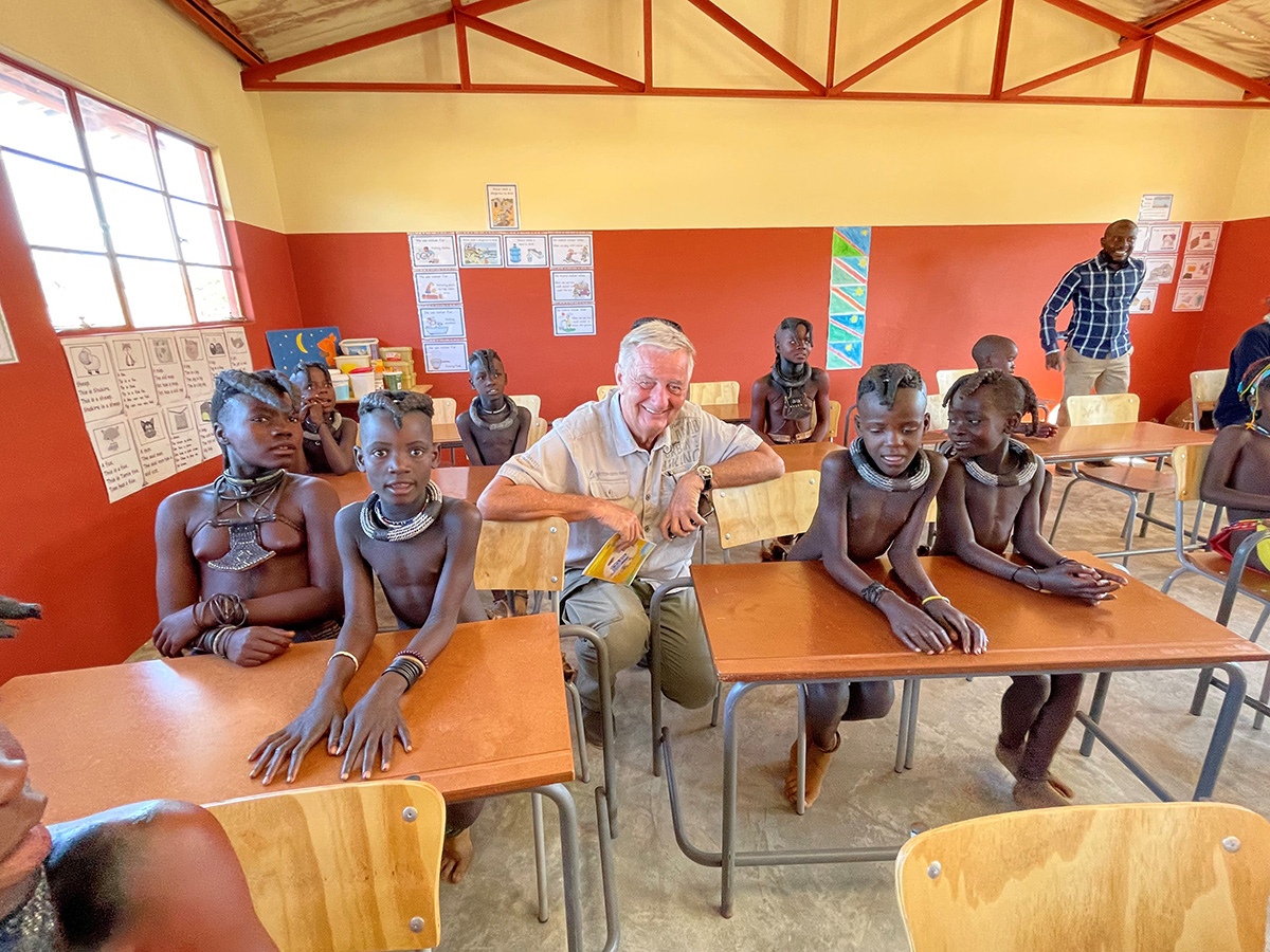 Reiner Meutsch erffnet die 600. Fly & Help-Schule