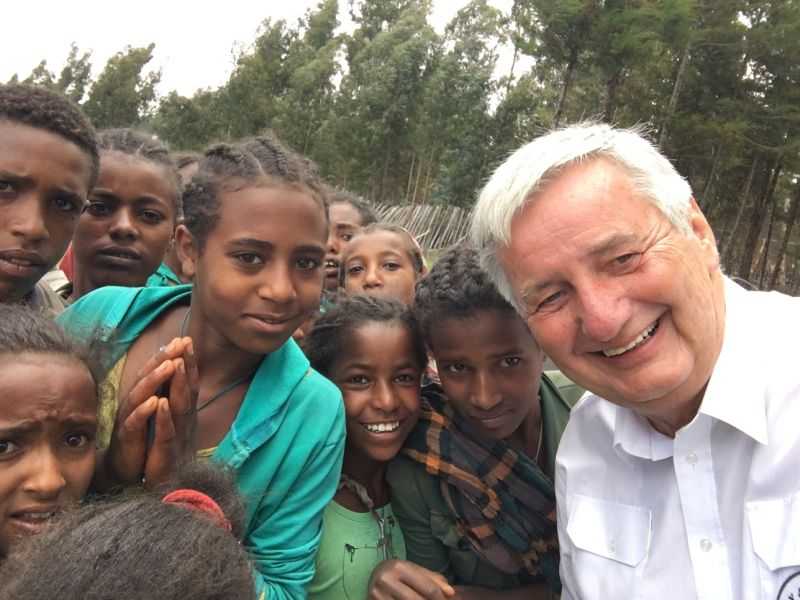 Reiner Meutsch mit Kindern in thiopien. Fotos: Reiner Meutsch Stiftung FLY & HELP