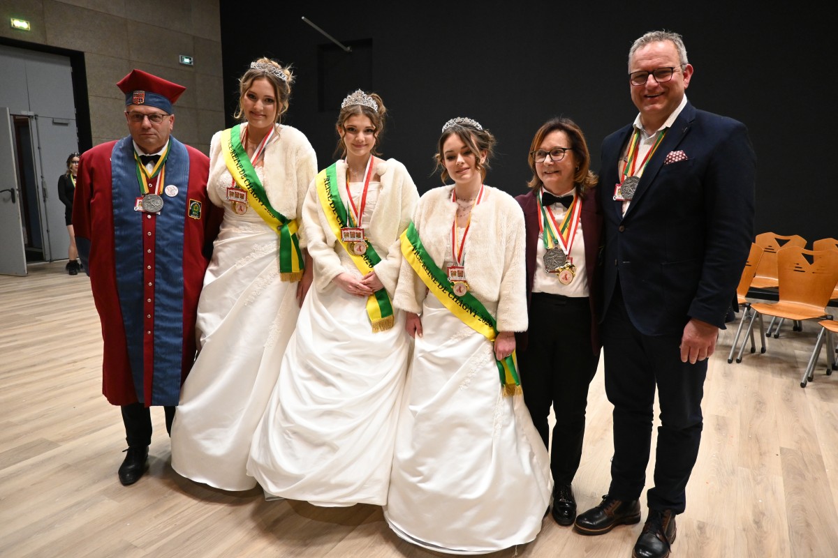 Herzliche Begegnung in der Partnerstadt: Zum traditionellen Fest "Mi-Car�me" (Mitte der Fastenzeit) besuchte eine Delegation aus Wissen die Freunde in Chagny. Das Foto zeigt die frisch gek�rte K�nigin Lorelei (Bildmitte) flankiert von ihren Vizek�niginnen Romane und Margaux. Mit im Bild sind (v. r. n. l.) B�rgermeister Berno Neuhoff, Bruno Dureuil (Vorsitzender der Compagnons de la Mi-Car�me) und die Pr�sidentin Lydie Richard. (Fotos: Sylvain Michaudet, Chagny)