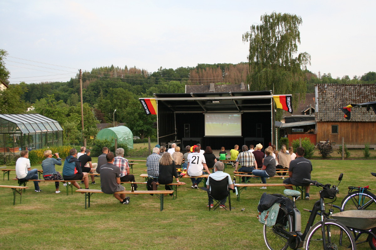 Das ffentliche Leben erwacht wieder: In Michelbach traf sich die Dorfgemeinschaft zum Public Viewing. (Foto: Gemeinde Michelbach)