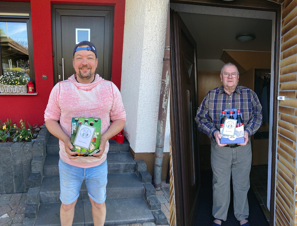 Prsente statt Schtzenfest: Der SV Adler Michelbach hat seine Mitglieder an der Haustr berrascht. (Fotos: Verein)