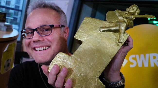 Der SWR1 Moderator Michael Lueg berreicht dem Gewinner beim SWR1 Weihnachtskonzert den Nick. (Foto: SWR1)