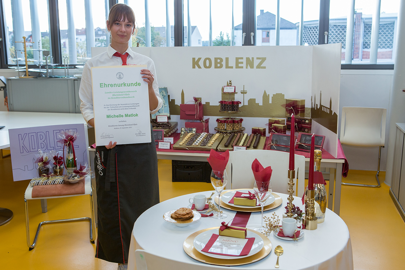 Michelle Matlok siegte im Leistungswettbewerb der Fachverkäuferinnen im Lebensmittelhandwerk, Schwerpunkt Konditorei. Foto: Klaus Herzmann