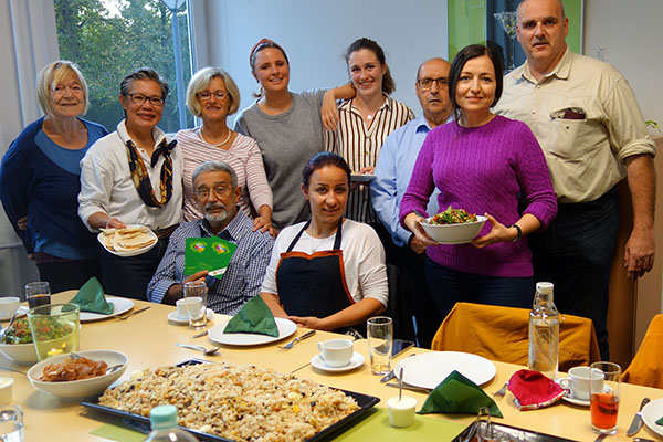 Nach der gemeinsamen Zubereitung freuten sich die Teilnehmerinnen und Teilnehmer auf die Verkstigung orientalischer Speisen und besondere Geschmackserlebnisse. Foto: Stadt Neuwied