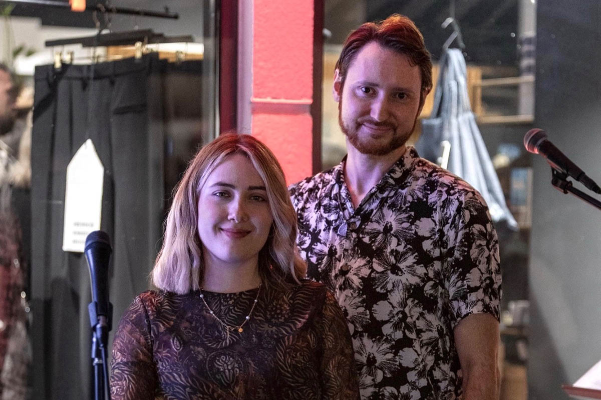 Kurz vor dem Valentinstag bringen S�ngerin Mila Kluge und Gitarrist Anatolii Bekishev ihr Publikum in der Neuwieder Stadtbibliothek mit einem mit Liebesliedern gespickten Live-Programm ins Schw�rmen.
Foto: Joe Strive