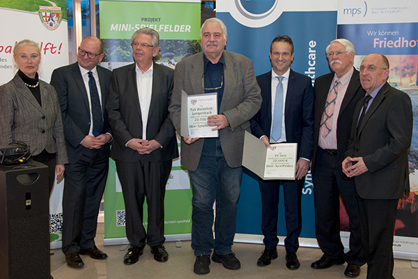 Symbolische Spendenbergabe an TuS Weitefeld-Langenbach  und SV Salz. v.l.: Monika Sauer (Prsidentin Sportbund Rheinland), Dr. Tino Wagner (Geschftsfhrer mps public solutions), Frank Gotthardt (Spender), Artur Schneider (TuS Weitefeld-Langenbach), Marco Herzmann (SV Salz), Walter Desch (Prsident FVR), Willi Simon (Fuballkreis Westerwald/Sieg). Foto : FVR / Willi Simon