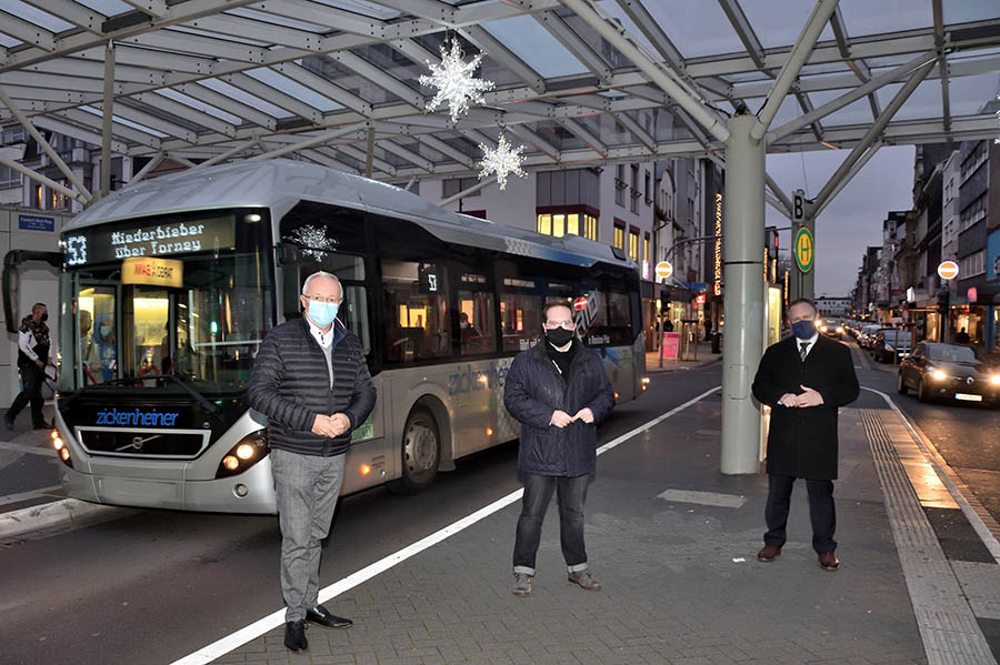 Am Mini-ZOB in Neuwied skizzierte Badziong gemeinsam mit Landrat Achim Hallerbach (l.) und Oberbrgermeister Jan Einig (r.) seine Vorstellungen. Foto: privat    