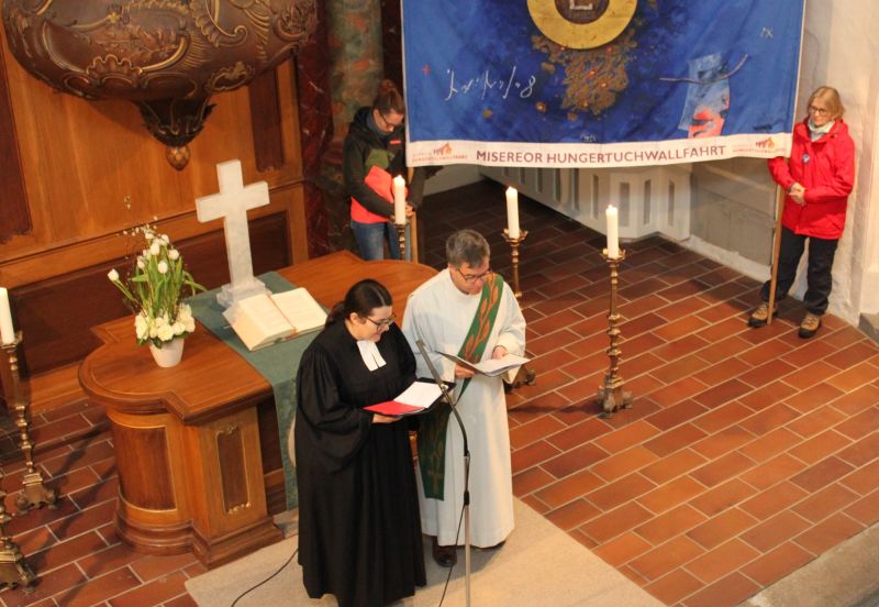 Pfarrerin Elisabeth Huhn und Diakon Michael Krmer gestalteten den Aussendungsgottesdienst. Fotos: Sabine Hammann-Gonschorek