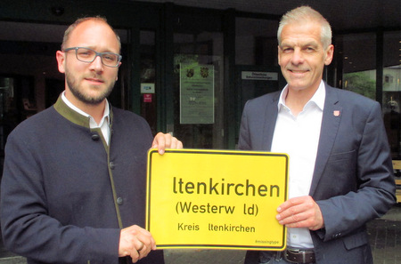 Altenkirchens Brgermeister Fred Jngerich (rechts) und Benjamin Greschner, Referent fr ffentlichkeitsarbeit beim DRK-Blutspendedienst Rheinland-Pfalz und Saarland, machen auf die Blutspenderkampagne aufmerksam. (Foto: DRK)