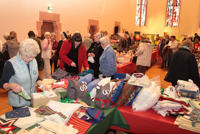 Weihnachtsdeko und Live-Musik brasilianischer Kinder beim Missionsbasar 