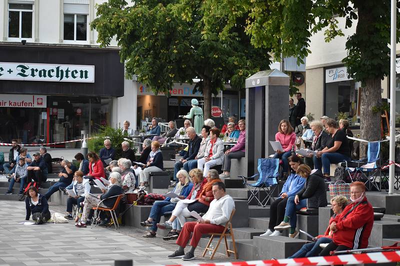 Poesie brachte Stimmung auf den Marktplatz in Altenkirchen und alle sangen mit. (Fotos: wear)