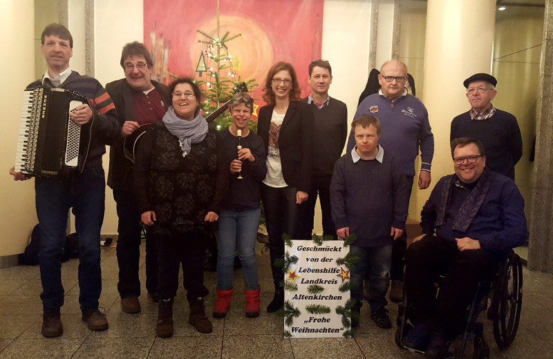 In der Mitte Ministerin Btzing-Lichtenthler, rechts vorne Matthias Rsch sowie der Besuch aus der Wohnsttte Steckenstein. Foto: Privat