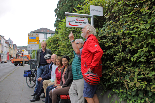 Von links: Gerrit Schne-Warnefeld (Fachdienst Ordnung der Stadt Bad Honnef), PHK Reinhard Wenzel, Klaus-Jrgen Htten (Hauptsache Familie - Bndnis fr Bad Honnef"), Dr. Beate Schaaf (Hauptsache Familie"), Erste Beigeordnete Cigdem Bern, Hermann Hinsenkamp (Hauptsache Familie") und Klaus Wegner (Hauptsache Familie")  sie hatten zur Einweihung der Mitfahrerbank im Tal an der Linzer Strae Probe gesessen.