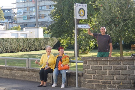 (v.l.) Stadtbrgermeisterin   Gabi   Wieland,  Generationenbeauftragte   Judith   Glser  undBetriebsleiter   Christoph   Kuhl   vom   stdtischen   Bauhof   nehmen   die   neue Mitfahrerbank an der Peterstorstrae in Betrieb. (Foto: Stadt Montabaur)