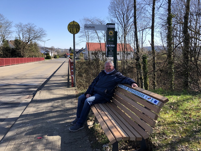 Erste Mitfahrerbank in Pracht aufgestellt