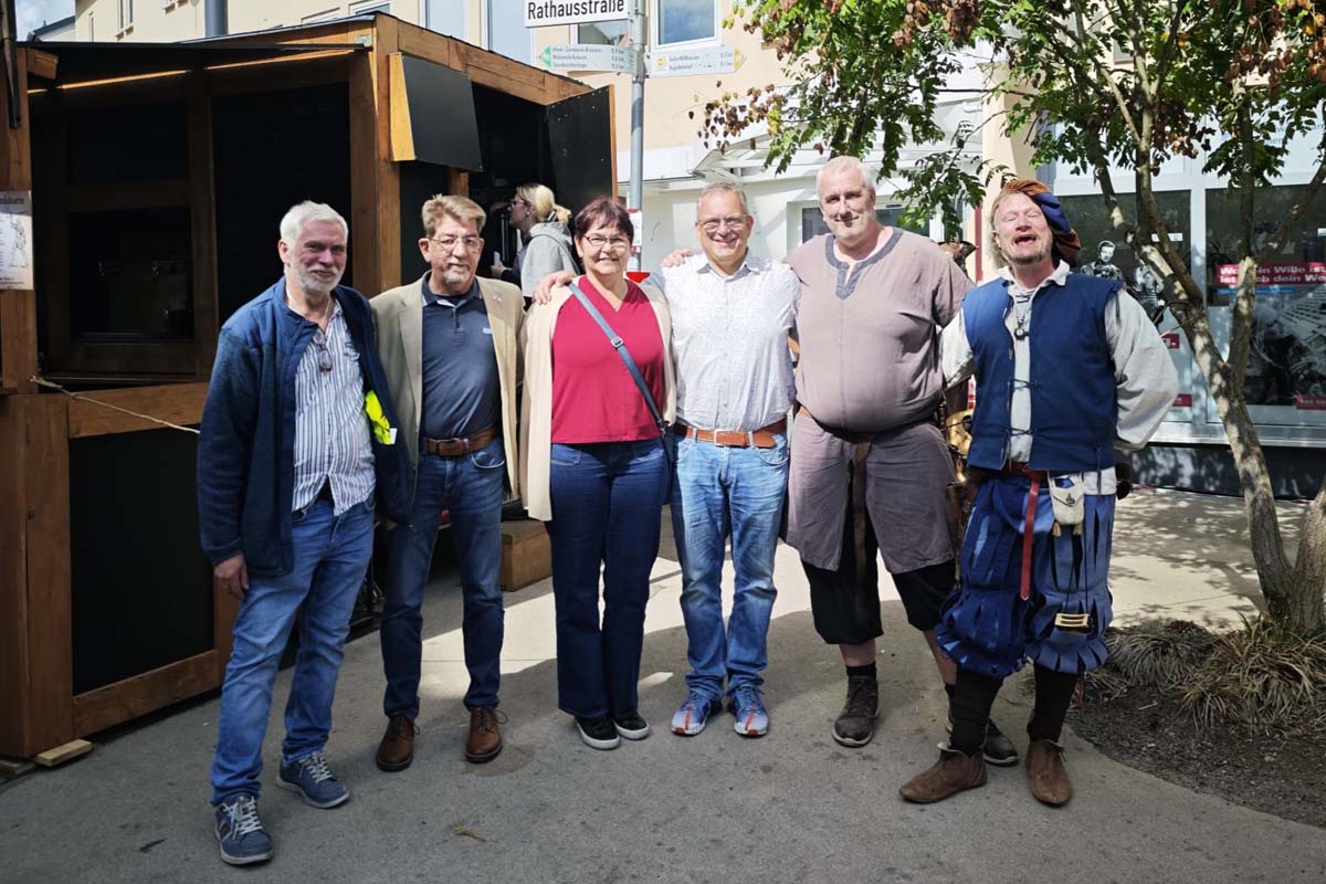 Markter�ffnung durch B�rgermeister Neuhoff (Mitte), Britta Bay dritte von linkls) und dem Herold Ludwig (rechts) (Fotos: kk�)