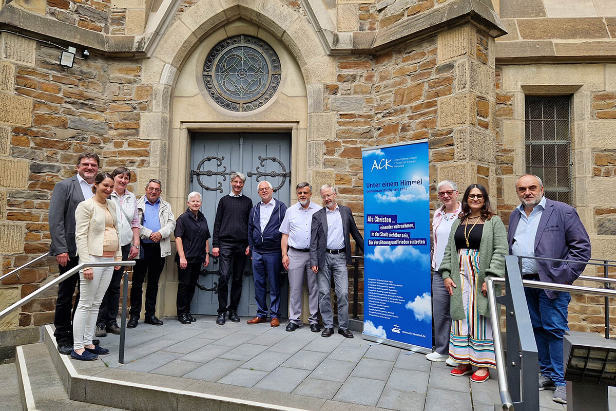 Nach dem kumenischen Pfingstgottesdienst haben sich Mitwirkende und Verantwortlich zum Gruppenbild vor der Marktkirche versammelt. Foto: Hermann-Josef Schneider, ACK Neuwied