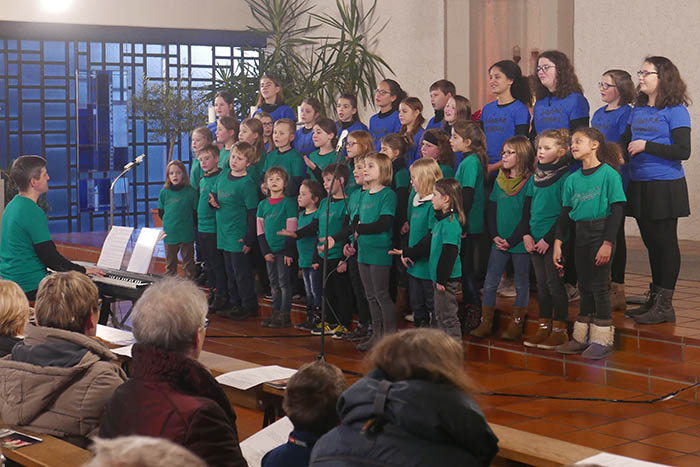 Der Kinderchor und der Jugendchor Oberwesel unter der Leitung von Lukas Stollhof traten am spten Samstagnachmittag zugunsten der Mllkinder von Kairo auf. Foto: Heribert Frieling