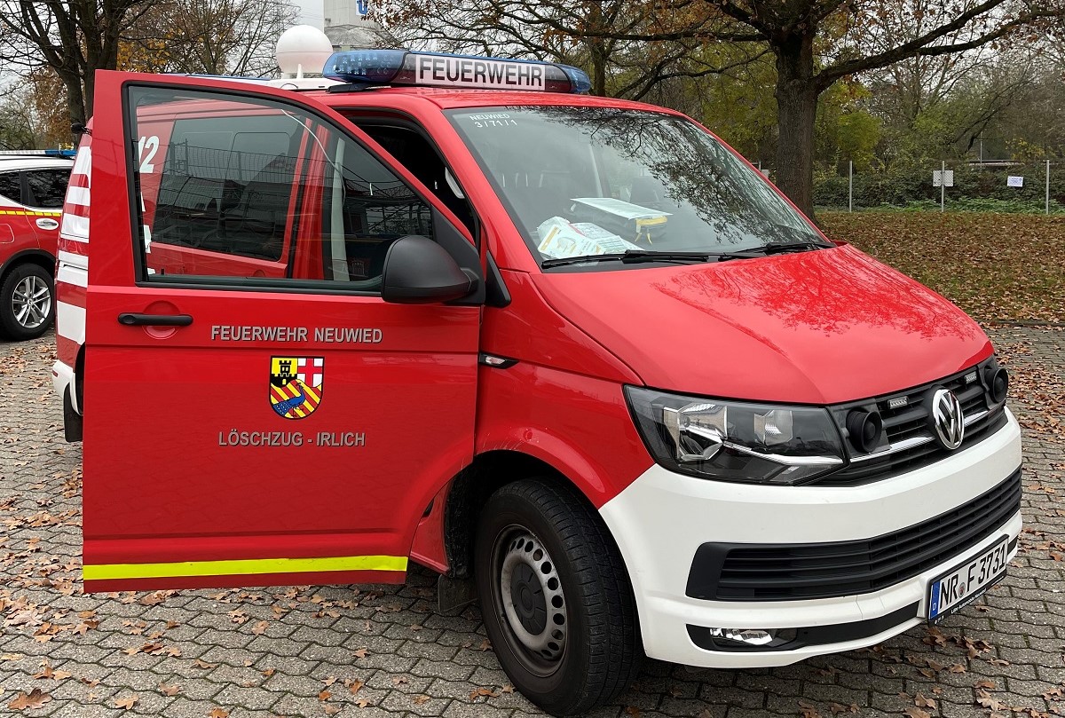 Feuerwehrfahrzeuge  wie hier aus Neuwied-Irlich - fahren am 8. Dezember mit mobilen Warnmeldern durch ausgewhlt Bezirke im Kreis Neuwied und testen die Alarmierung der Bevlkerung. 