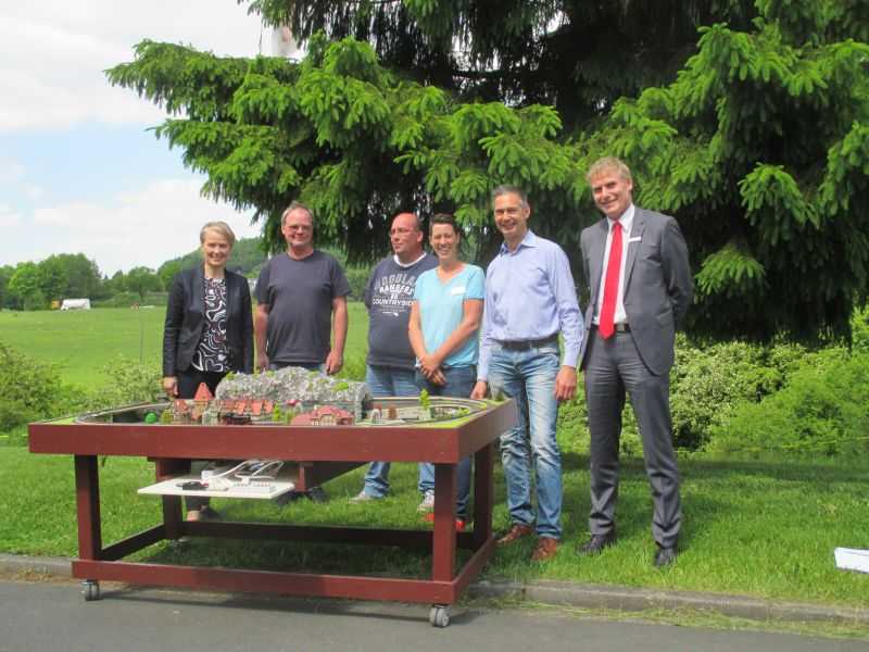 bergabe Jugendherberge von links: Gabi Wieland, Stadtbrgermeisterin Uwe Kniffka und Klaus Hering vom BWHW, Melanie Zils, Bereichsleiterin Jugendherberg Montabaur, Peter Bill BWHW, Stefan Ferdinand. 