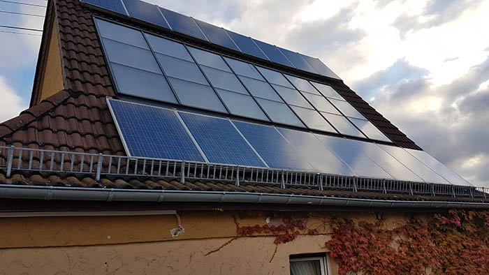 Auf der Dachfläche ist mittig eine 21 Quadratmeter große Fläche mit Solarthermie-Modulen installiert. Darüber und darunter befindet sich jeweils eine Reihe mit acht Photovoltaik-Modulen. Fotos: Frank Krause