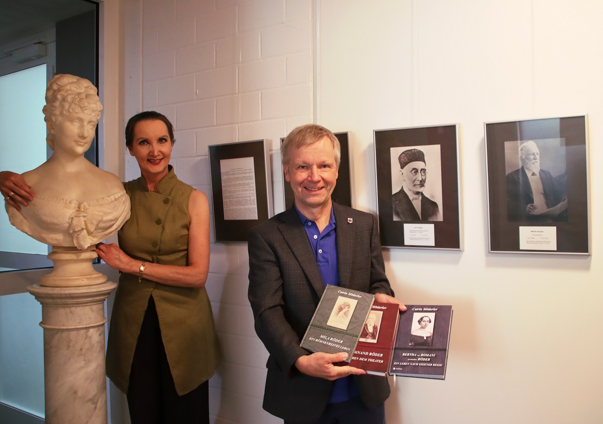 Im Bad Honnefer Rathaus: Autorin Catrin Mderler und Brgermeister Otto Neuhoff neben der Bste der schnen Mila Rder und vor der Galerie wichtiger Persnlichkeiten Honnefs. (Foto: Stadt Bad Honnef)