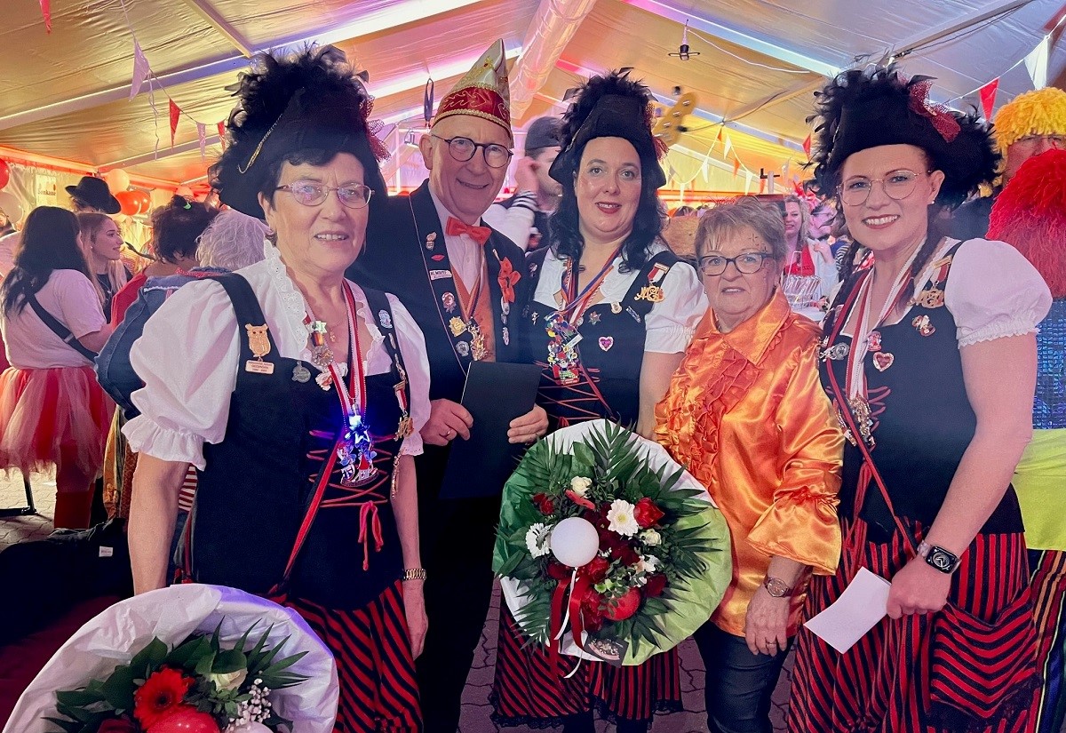 Von links: Margret Eul, RKK-Bezirksvorsitzender Erwin Rddel, Obermhn Angela Steffen, Hildegard Anhalt und Jasmin Eulenberg. (Foto: RKK)