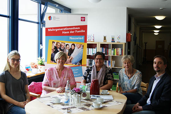 Im Bild zu sehen (v. l. n. r.): Michaela Schmitz, Melanie Krumscheid und Marion Hardt vom Vorstand der Hausener Mhnen sowie Bea Rder-Simon und Nils Zimmermann vom Mehrgenerationenhaus der Kath. Familienbildungssttte Neuwied. Foto: Mehrgenerationenhaus