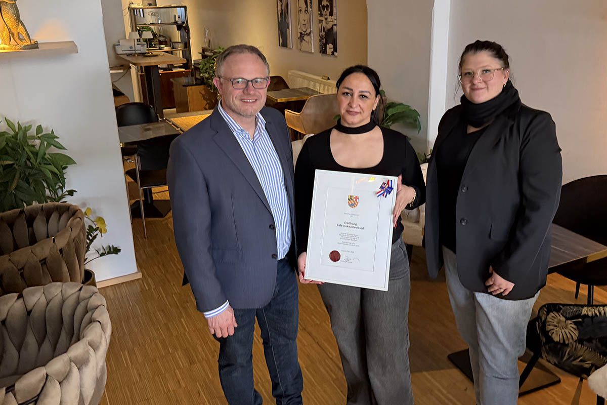  Oberb�rgermeister Jan Einig und Citymanagerin Michaela Ullrich (links) gratulierten Baraa Mutrage zur Er�ffnung ihres Caf�s �Mokka� in der Mittelstra�e. Foto: Stadt Neuwied / Ulf Steffenfauseweh
