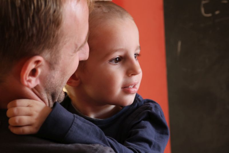 Der kleine David mit seinem Vater. Fotos: Christof Schmidt