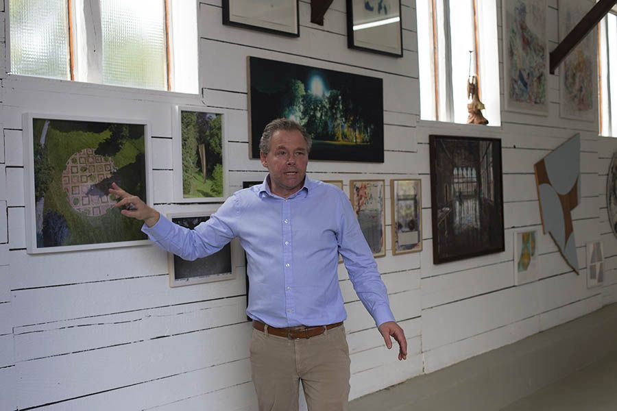 Emmanuel Walderdorff erlutert die Ausstellung in seiner Galerie. Fotos: Helmi Tischler-Venter