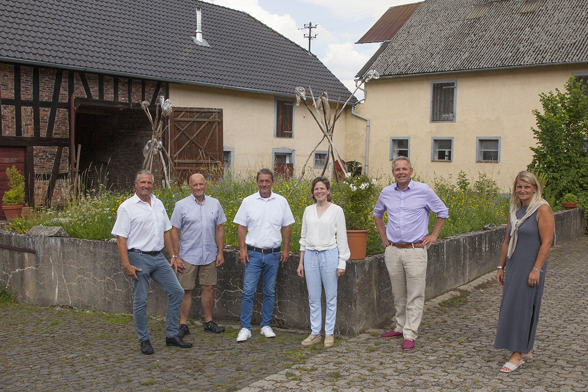 Von links: Verbandsbrgermeister Klaus Ltkefedder, Ortsbrgermeister Dieter Gler, Landrat Achim Schwickert, das Ehepaar Walderdorff und Vorstndin Sandra Kster. Fotos: Wolfgang Tischler