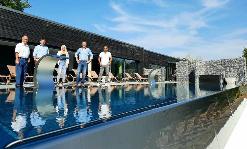 Freuen sich auf die Wiedererffnung der Sauna mit dem neuen Infinity Pool (v.l.n.r.): Ulrich Merzhuser, Joachim Brenner, Linda Sthn (Mitarbeiterin der Geschftsfhrung), Christoph Weber und Zeki Yaman (Betriebsleiter). (Foto: VG-Verwaltung)