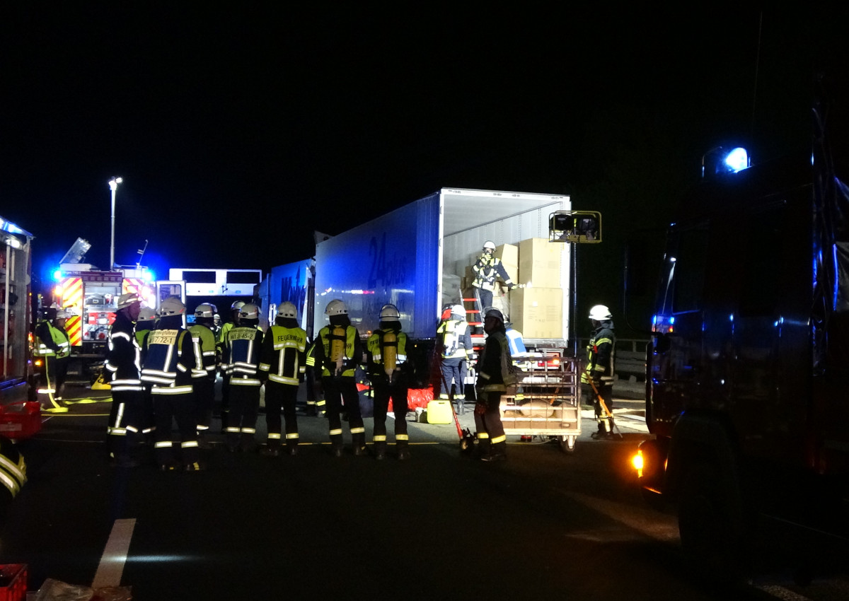 Schwerer Unfall auf der A3: Drei Lkw krachen beim Autobahndreieck Dernbach ineinander