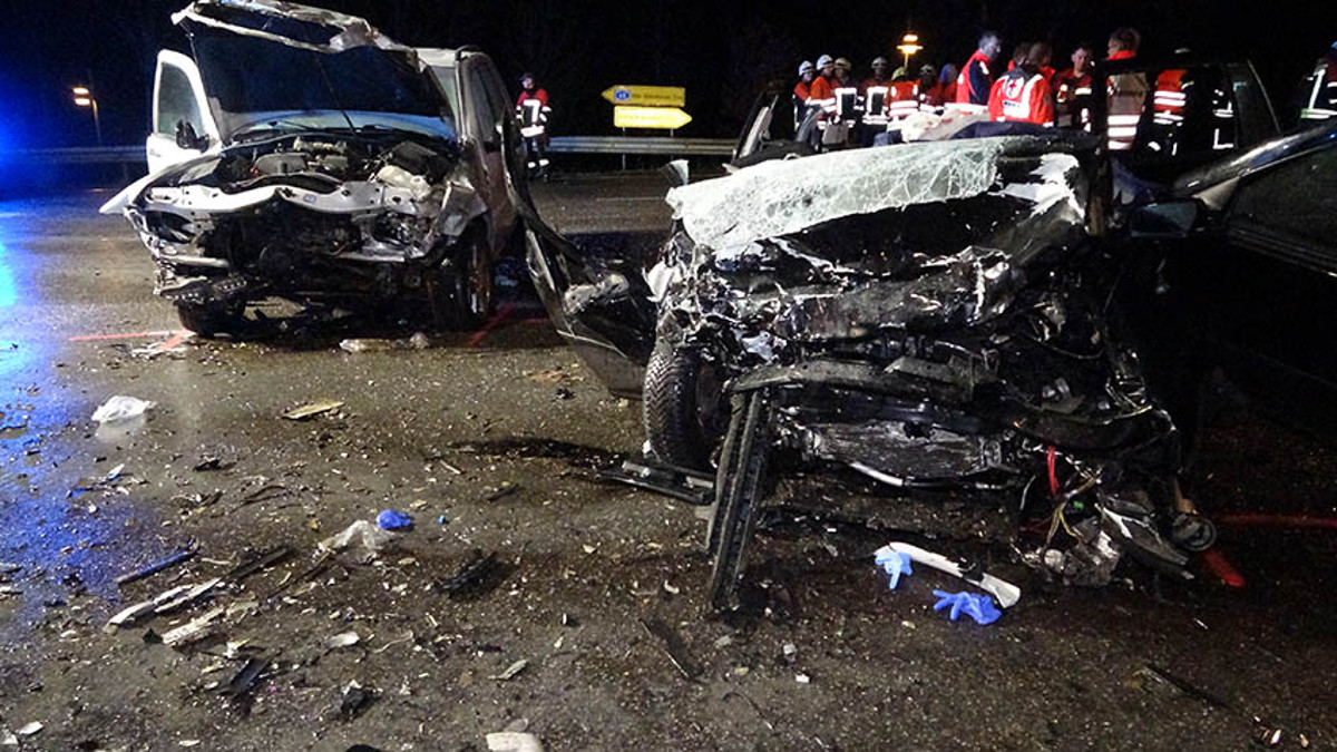 An der Unfallstelle sah es aus wie "auf einem Schlachtfeld". (Foto: RS Media)