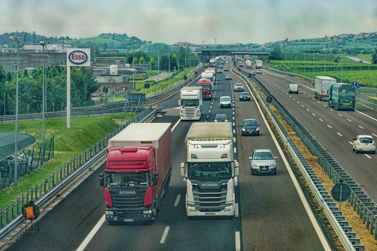 Hohes Verkehrsaufkommen auf der BAB 3: Verkehrsunflle bei stockendem Verkehr, Verkehrsteilnehmer unter Alkohol- und Drogeneinfluss. (Symbolfoto)
