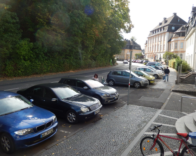 Zwischen dem Alten Bahnhof und dem Kleinen Markt erstreckt sich die Bahnhofstrae in Montabaur. Sie ist Durchgangstrae, Fuweg, Radstrecke, Busspur und Parkflche in einem. Kurz: viele Funktionen auf wenig Flche. Foto: VG Montabaur