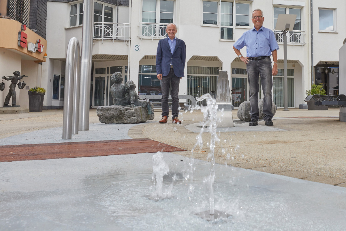 Auch der Erste Stadtbeigeordnete Gerd Frink (r.) und City-Manager Josef Schller freuen sich ber die Fertigstellung der Wasserspiele. (Bild: Stadt Montabaur / Olaf Nitz)
