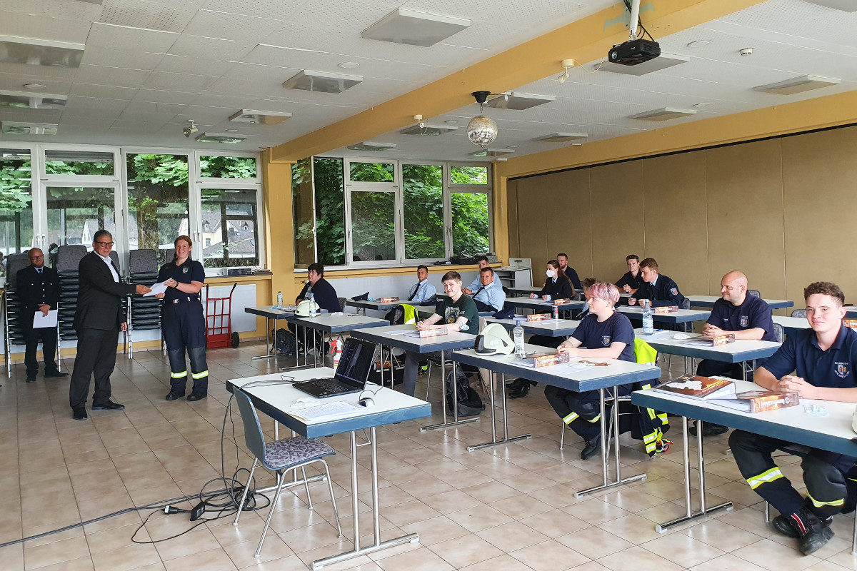 Der Reihe nach verpflichtete der Erste Beigeordnete Andree Stein 23 neue Feuerwehrleute und bernahm sie damit in den aktiven Dienst der Verbandsgemeinde-Feuerwehr. (Foto: VG Montabaur)