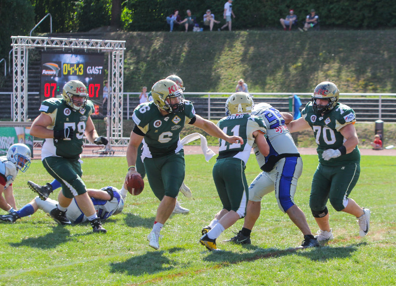 Farmers-Quarterback Marcus Hobbs (am Ball). Foto: fischkoppMedien