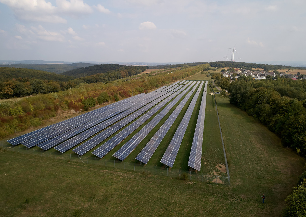 Der Solarpark Grgeshausen ging 2013 in Betrieb und wurde 2018 erweitert. Es war der erste Solarpark auf dem Gebiet der VG. Betrieben wird die Anlage durch die Energiegesellschaft Grgeshausen. (Foto: evm / Thomas Frey)