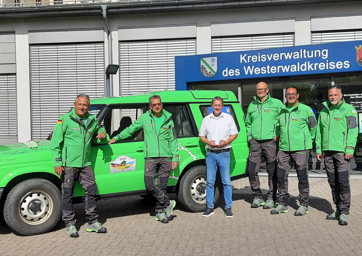 Teammitglieder der Hachenburger Frischlinge mit dem Ralley-Fahrzeug „Wäller“ zu Besuch bei Landrat Achim Schwickert. (Foto: Pressestelle der Kreisverwaltung)
