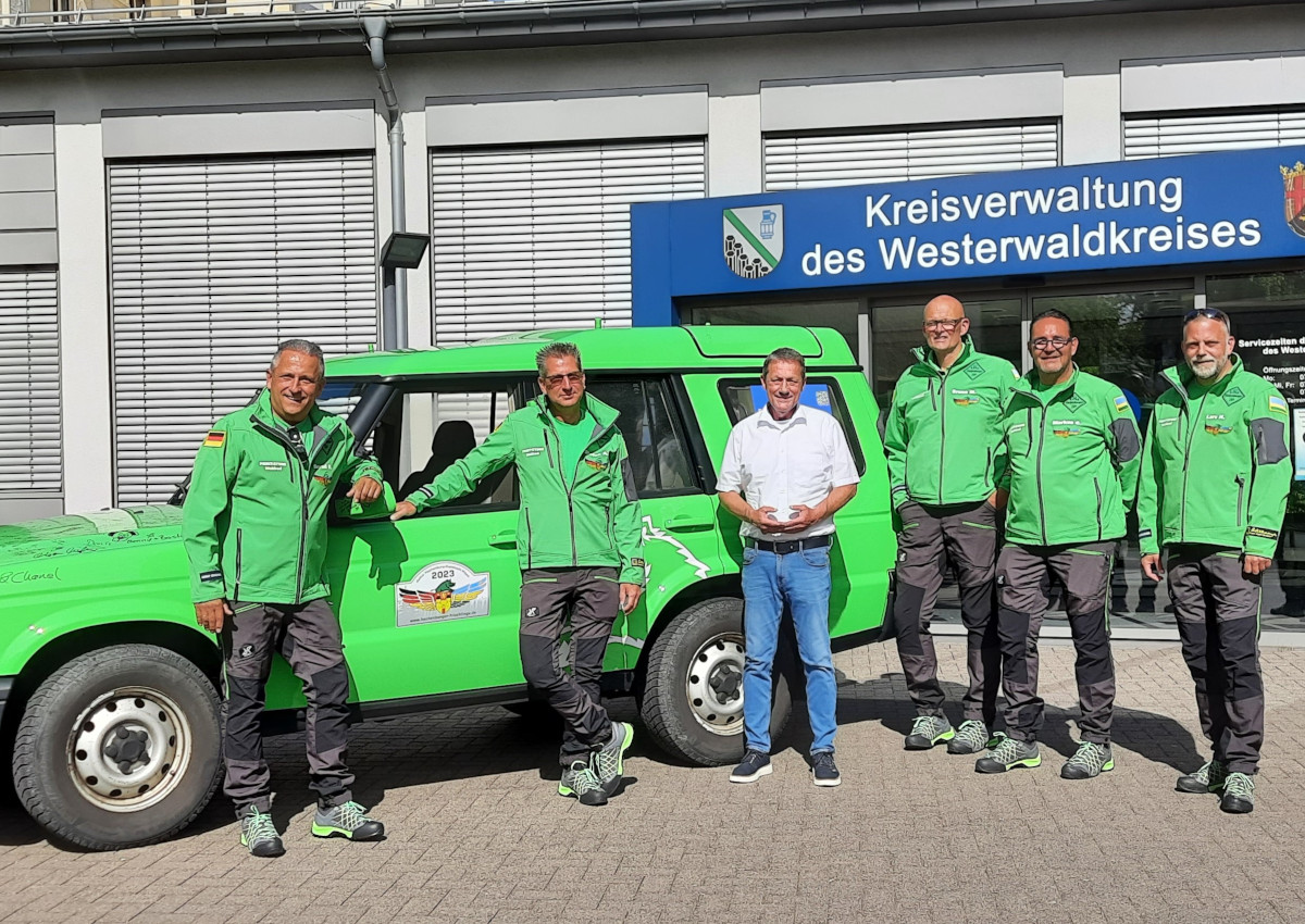 Teammitglieder der Hachenburger Frischlinge mit dem Ralley-Fahrzeug Wller zu Besuch bei Landrat Achim Schwickert. (Foto: Pressestelle der Kreisverwaltung)
