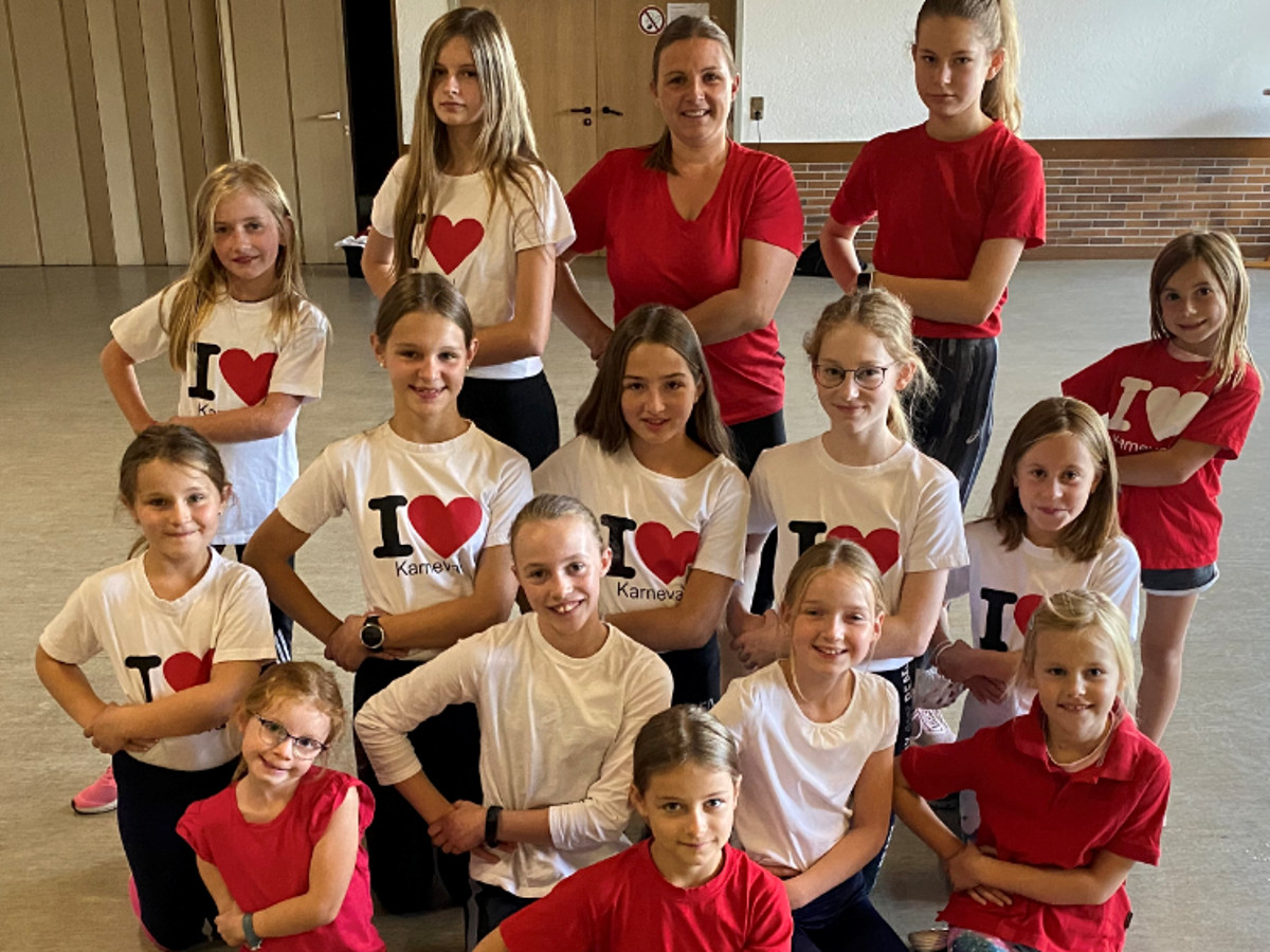 "Auch die Kadetten als jngster Nachwuchs der Schloss-Garde haben ein Herz fr den Karneval und sind bereit", so Trainerin Silvia Weidenfeller (hintere Reihe, Mitte) (Foto: Schloss-Garde Mons Tabor)