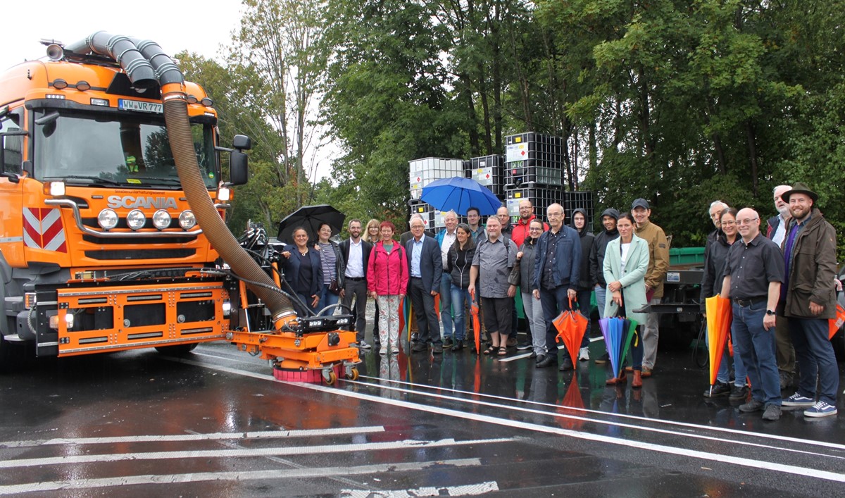 Eine rund 20-kpfige Besuchergruppe aus dem Evangelischen Dekanat Westerwald war zum Thema Straensicherheit bei der Firma Volkmann und Rossbach in Montabaur zu Gast. (Fotos: Sabine Hammann-Gonschorek)